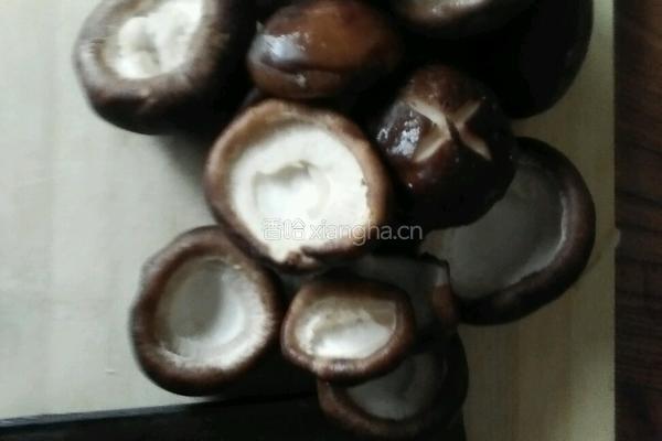 青椒炒香菇的做法图解1