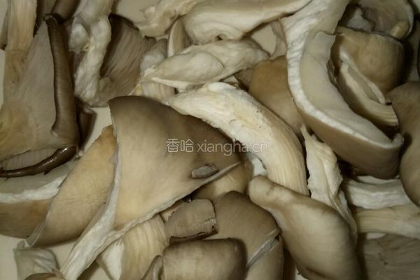 蘑菇炒蒜苗的做法图解1