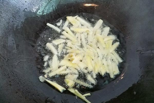酱油炒鸡肉的做法图解4