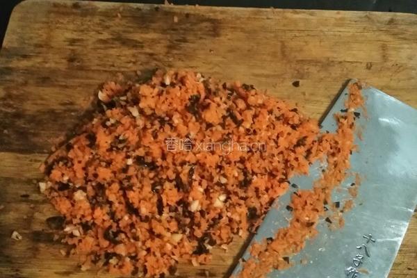 胡萝卜肉包子的做法图解1