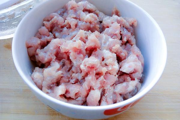 玉米胡萝卜猪肉饺子的做法图解1