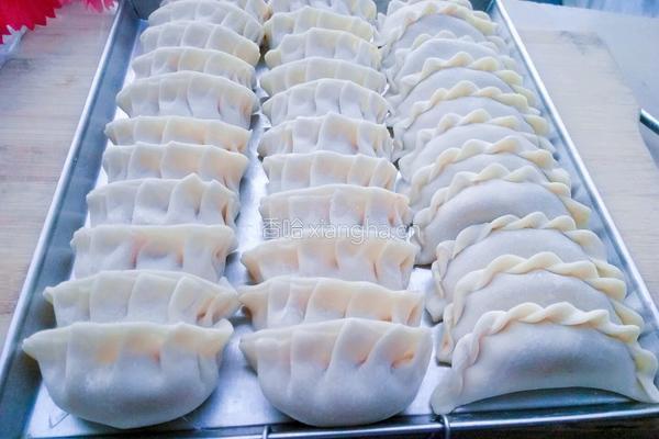 玉米胡萝卜猪肉饺子的做法图解10