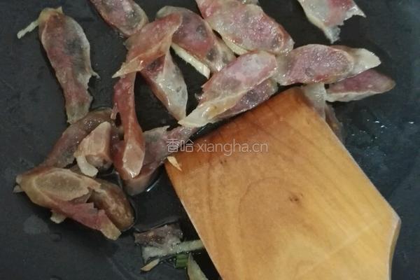 港式腊肠炒大白菜的做法图解3