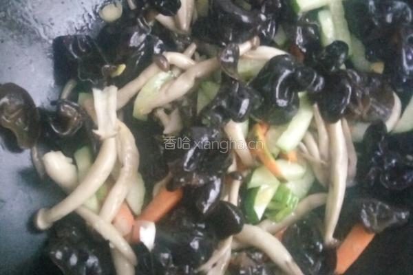 杂蔬烩鱼丸的做法图解2