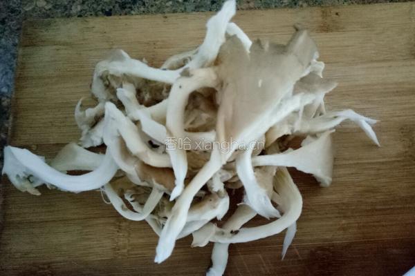 鸡腿炖土豆蘑菇的做法图解2