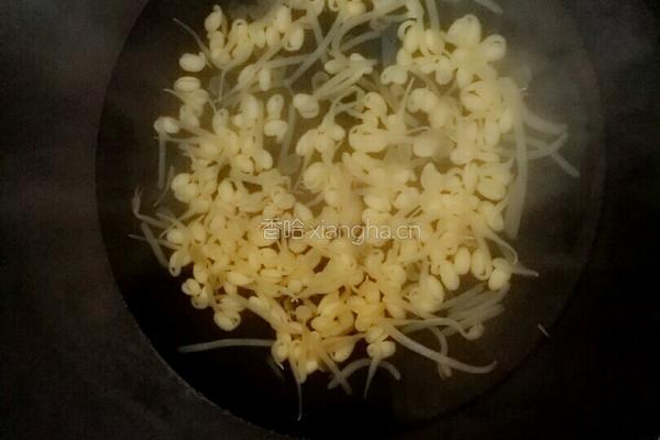 豆芽拌面筋的做法图解1