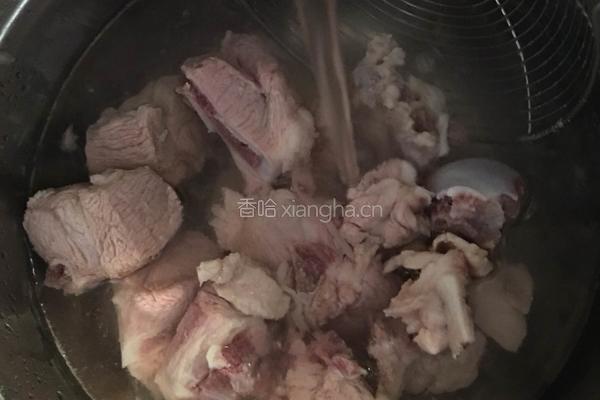 白萝卜排骨汤的做法图解2