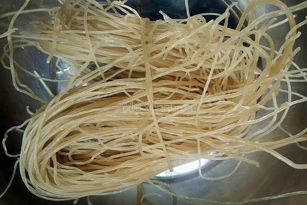 白菜炒粉丝的做法图解1