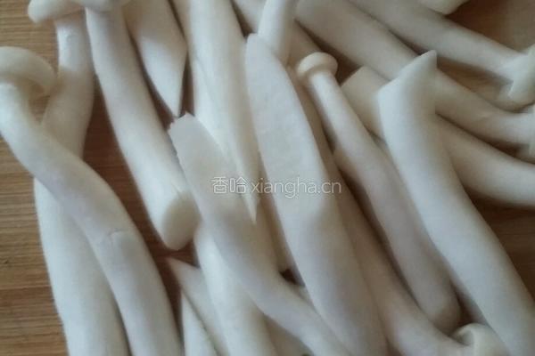 炒海鲜菇胡萝卜绿豆芽的做法图解1