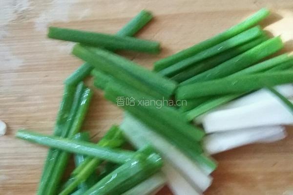 炒海鲜菇胡萝卜绿豆芽的做法图解4