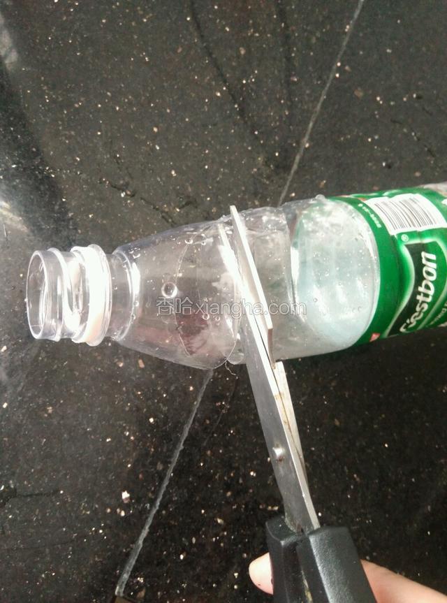 首先准备用具，也就是灌香肠的漏斗，用一个矿泉水瓶子就可以了，把矿泉水瓶如图剪下瓶口那一节。
