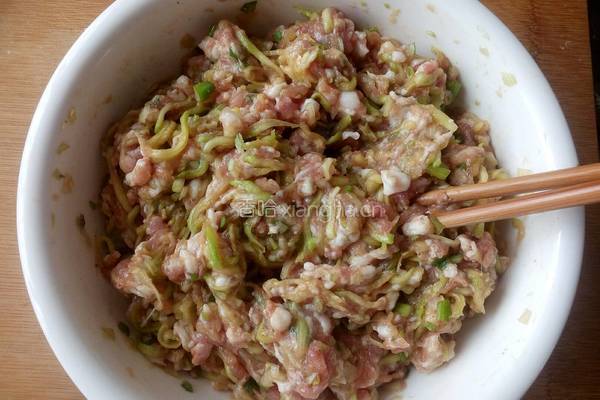 西葫芦猪肉大葱饺子馅的做法图解9