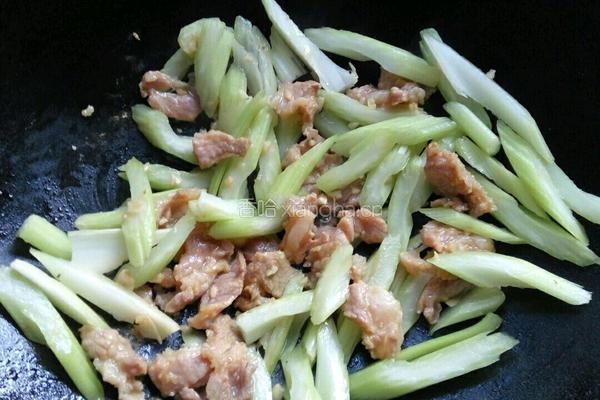 芹菜炒杂菇的做法图解3