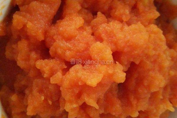 红萝卜泥椒盐花卷的做法图解1