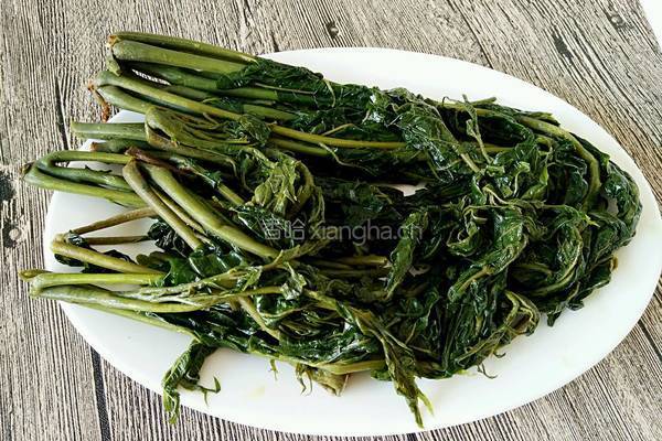 香椿鸡蛋饼的做法图解1