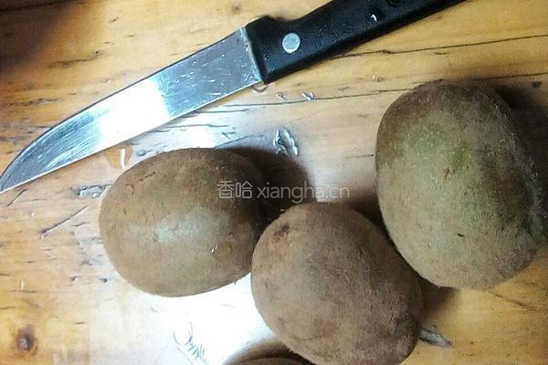 猕猴桃拼盘的做法图解1