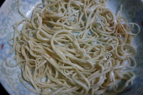 胡萝卜肉丝炒面的做法图解1