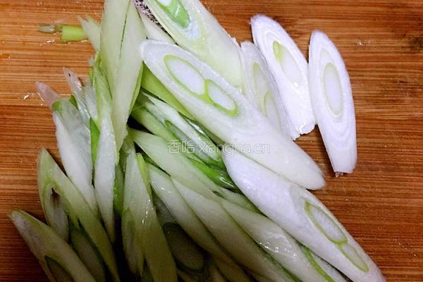 鸡蛋炝锅面条的做法图解1