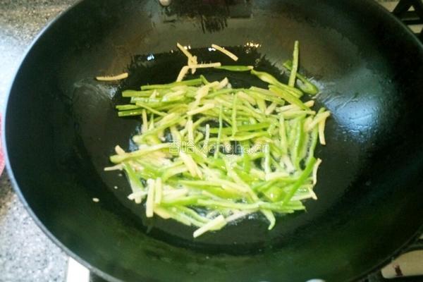 肉丝炒茭白的做法图解7
