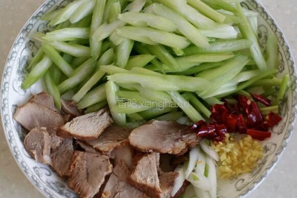芹菜炒肉的做法图解1