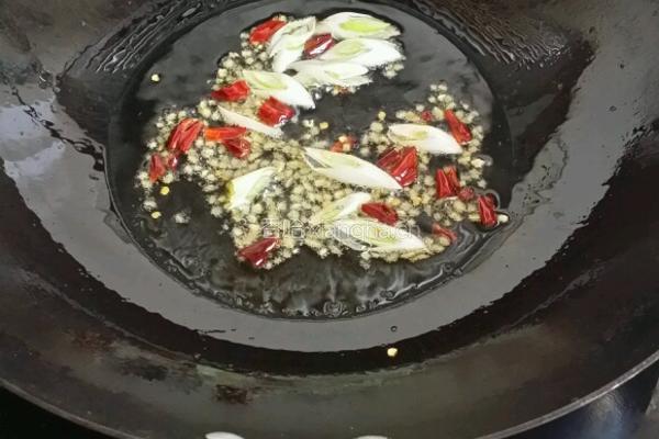 芹菜炒肉的做法图解2