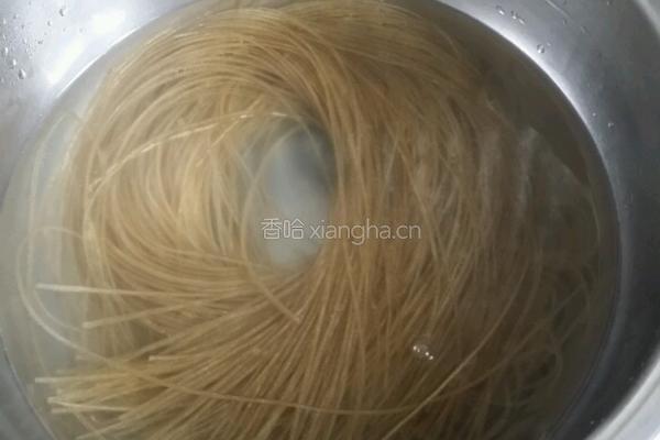豆角肉丝炒粉条的做法图解2
