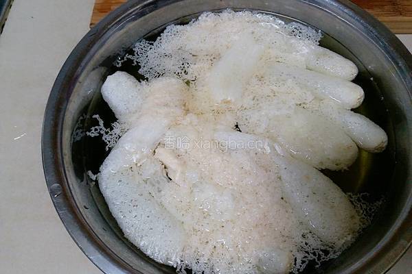 竹荪杂菌炖鸡汤的做法图解1