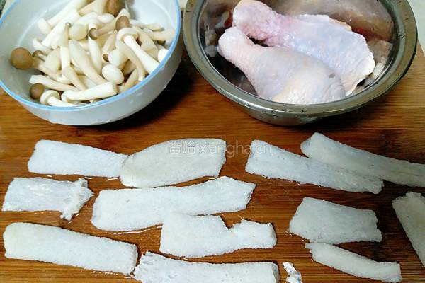 竹荪杂菌炖鸡汤的做法图解2