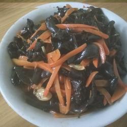 红萝卜炒木耳的做法[图]