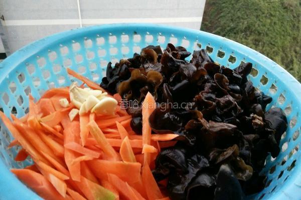 红萝卜炒木耳的做法图解1