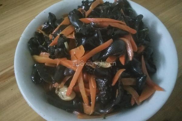 红萝卜炒木耳的做法图解6