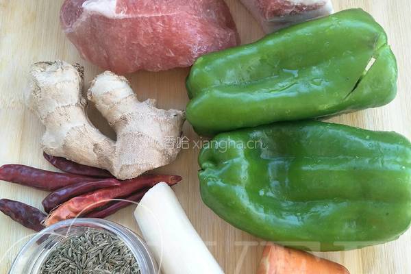 青椒孜然肉片的做法图解1