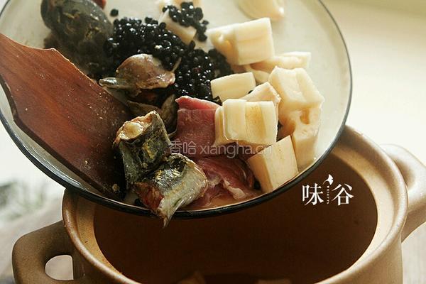 （补血滋阴）莲藕黑豆煲鲶鱼汤的做法图解5