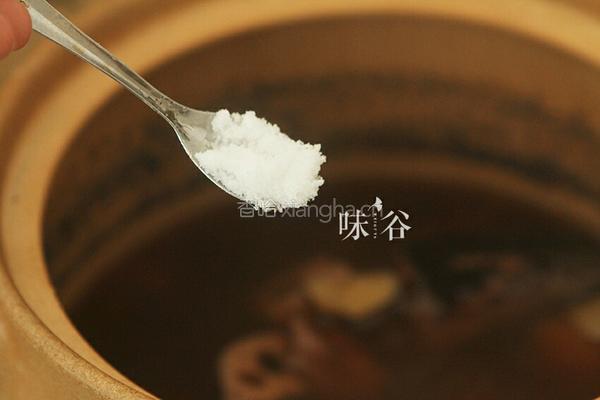 （补血滋阴）莲藕黑豆煲鲶鱼汤的做法图解6