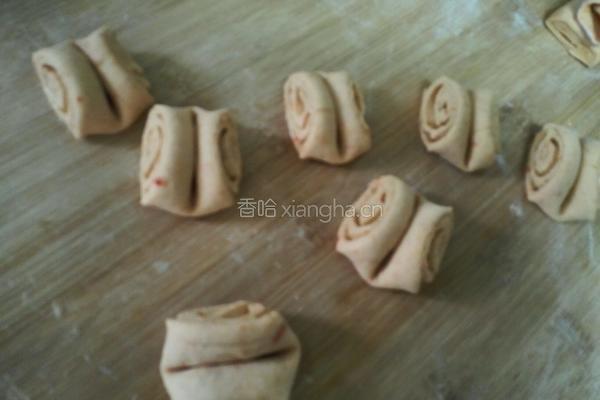 红萝卜泥椒盐花卷的做法图解8