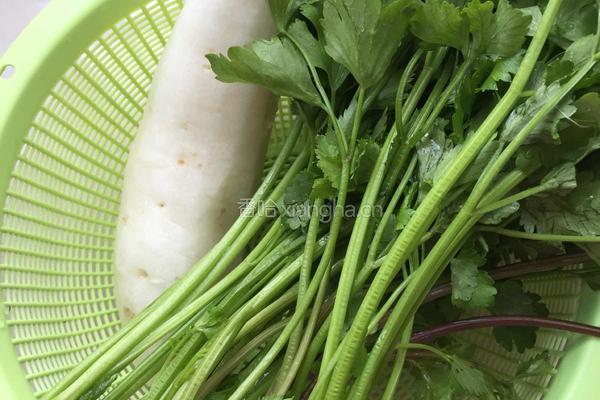 凉拌香芹萝卜丝的做法图解1