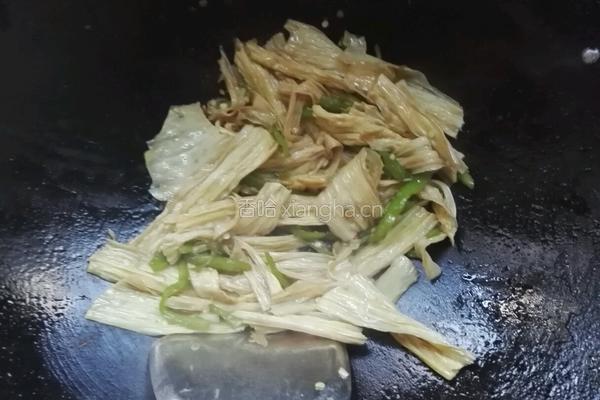 青椒腐竹的做法图解2