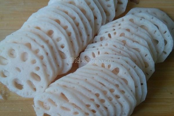 五花肉蒸藕片的做法图解1
