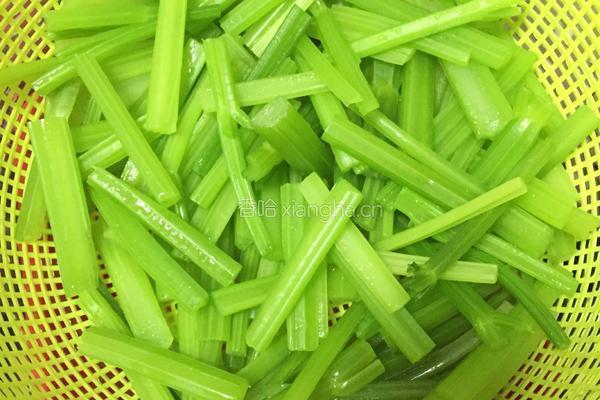 芹菜炒香干的做法图解1