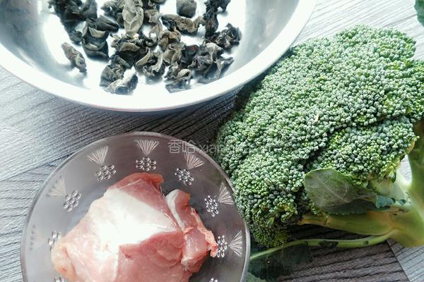 西兰花木耳炒肉的做法图解1