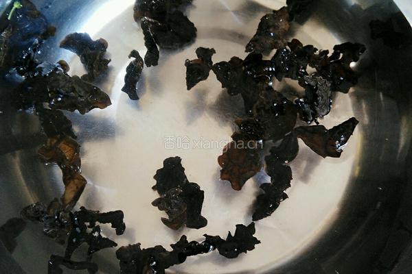 西兰花木耳炒肉的做法图解3