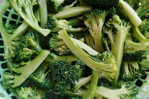 西兰花木耳炒肉的做法图解4