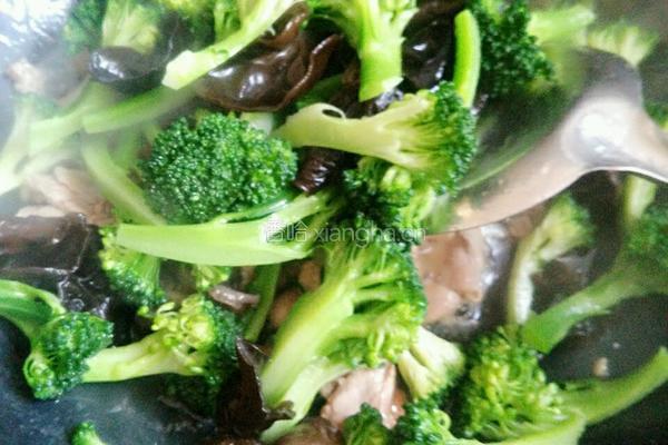西兰花木耳炒肉的做法图解10