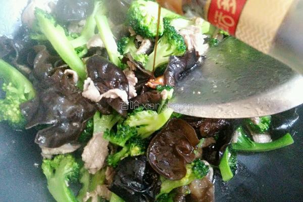 西兰花木耳炒肉的做法图解13