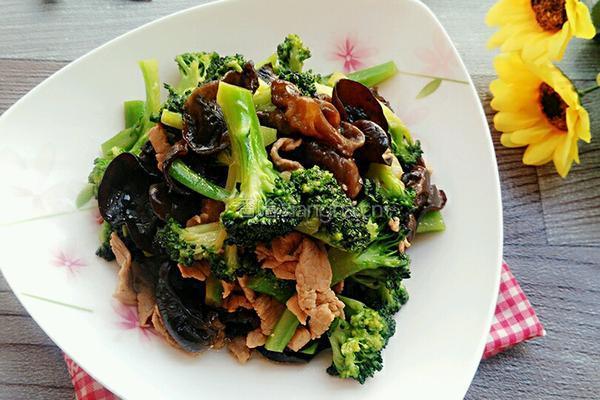 西兰花木耳炒肉的做法图解17