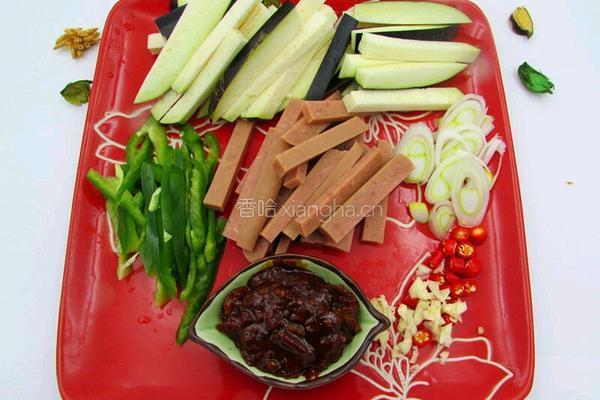 豆瓣茄子火腿的做法图解1