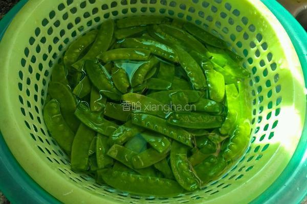 荷兰豆炒肉的做法图解1