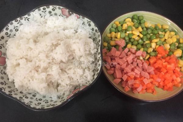 什锦炒饭的做法图解1