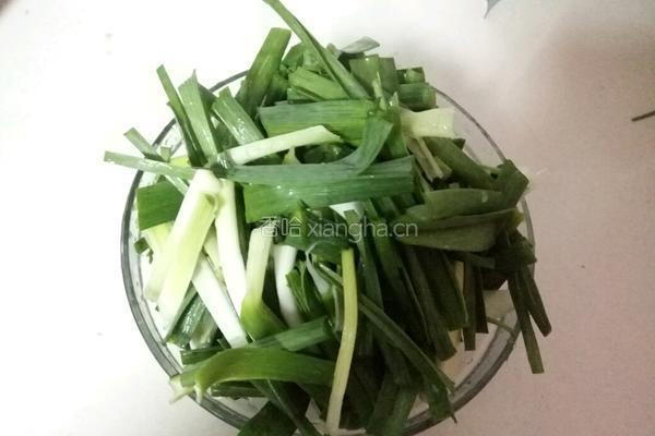 大蒜炒肉丝的做法图解2