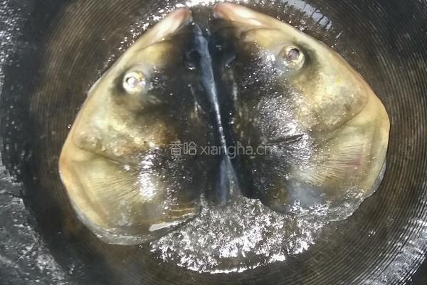 鱼头白菜汤的做法图解2
